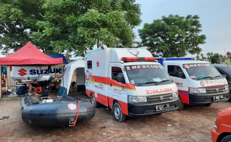 Suzuki Club Reaksi Cepat yang sigap membantu evakuasi korban luapan air akibat jebolnya tanggul Sungai Citarum di Desa Sumber Urip, Kabupaten Bekasi.