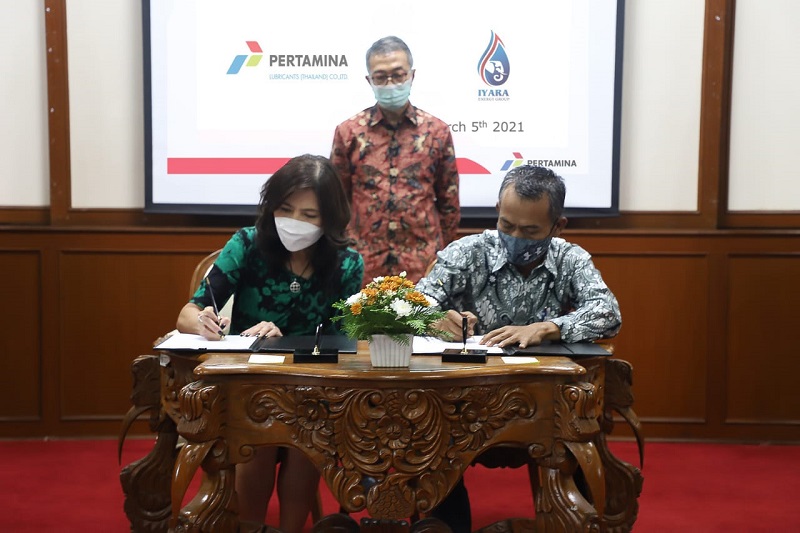 Penandatanganan kontrak kerja sama antara Pertamina Lubricants dan Perusahaan distributor Pelumas Thailand Iyara Energy Group Co.,Ltd
