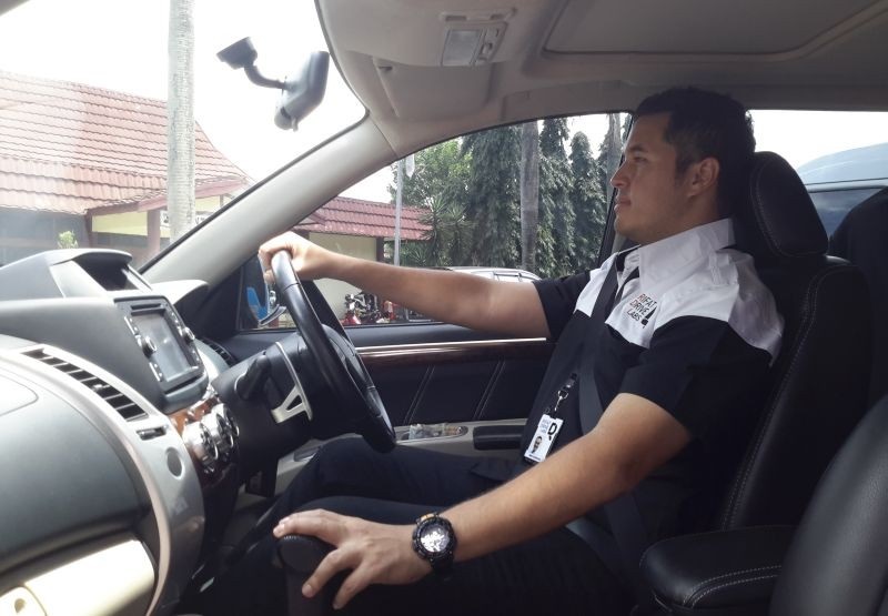 Rifat Sungkar mengilustrasikan posisi duduk yang tepat pada saat mengemudikan mobil sehingga lebih nyaman dan aman