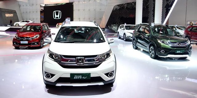 Deretan mobil Honda di pasar Indonesia yang dipajang dalam sebuah pameran otomotif