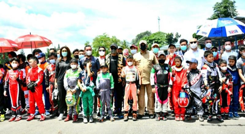Bamsoet di antara para pegokart belia pada Kejurnas Gokart Eshark Rok Cup 2021 di Sentul International Karting Circuit, Bogor hari ini