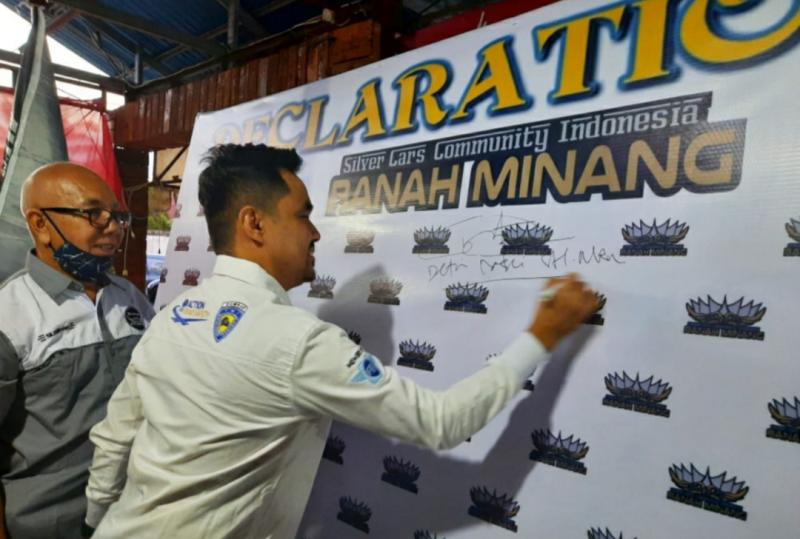 Defri Nasli membubuhkan tanda tangan pada deklarasi Silverians Ranah Minang. (foto : ende)