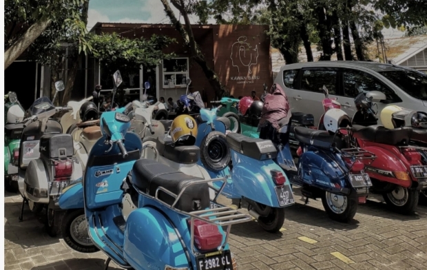 komunitas Vespa campuran jadikan Resto Solo Bogor sebagai area finish riding.