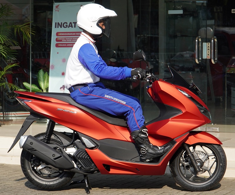 Posisi riding yang tepat saat menunggangi motor yang aman agar lebih nyaman dalam berkendara