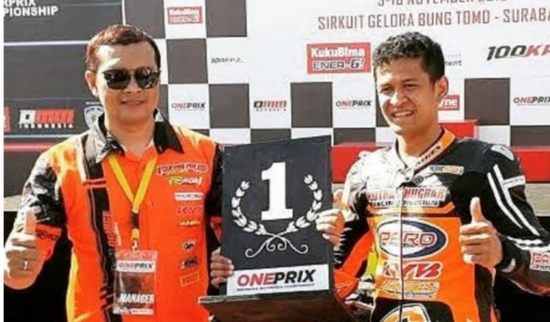 Frits Yohanes bersama pembalapnya Rafid Topan saat meraih double winner di Oneprix Surabaya 2019