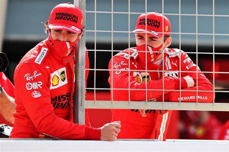 Charles Leclerc (kiri) dan Carlos Sainz, pasangan Ferrari paling muda sepanjang sejarah. (Foto: formula1news)