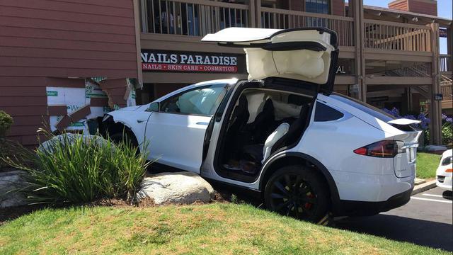 Ilustrasi sebuah mobil Tesla mengalami kecelakaan setelah fitur Autopilotnya diduga bermasalah. Deretan kejadian ini, membuat polisi Amerika tidak percaya dengan fitur ini.