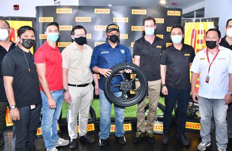 Ketua Umum IMI Pusat Bamsoet saat mengunjungi pabrik ban Pirelli di Subang, Jawa Barat seusai membuka event balap motor H Putra Indonesia Cup Prix 