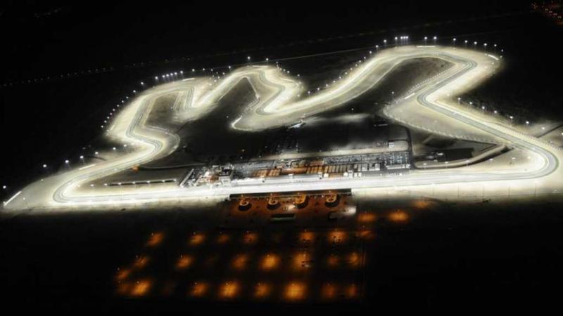 Sirkuit Losail di Qatar, akhir pekan ini menyambut malam pertama MotoGP 2021. (Foto: ist)