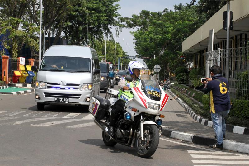 Pengawalan kepolisian terhadap mobil dan rombongan yang kerap dianggap mengganggu pengguna jalan