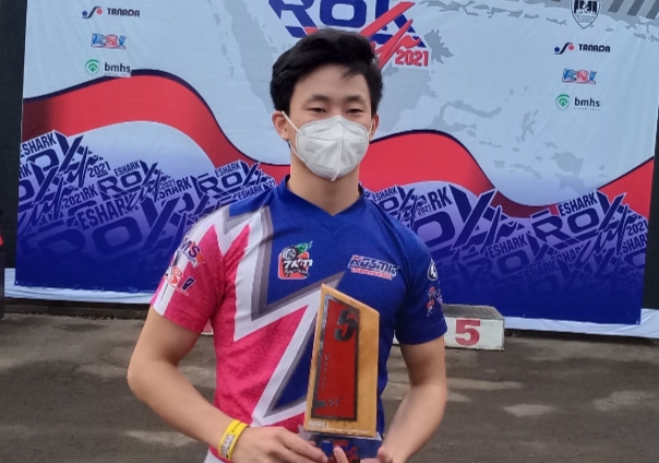 Keanon Santoso dengan trofi kejuaraan Eshark Rok Cup Indonesia 2021. (foto : bs)