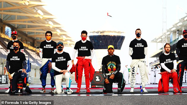Aksi berlutut Hamilton jelang start F1 tahun lalu, tak semua sudi melakukannya. (Foto: f1)