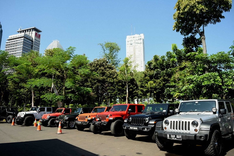 Deretan mobil Jeep yang melebur dalam Sunmori untuk meningkatkan kedekatan komunitas Jeep Club Indonesia di Senayan