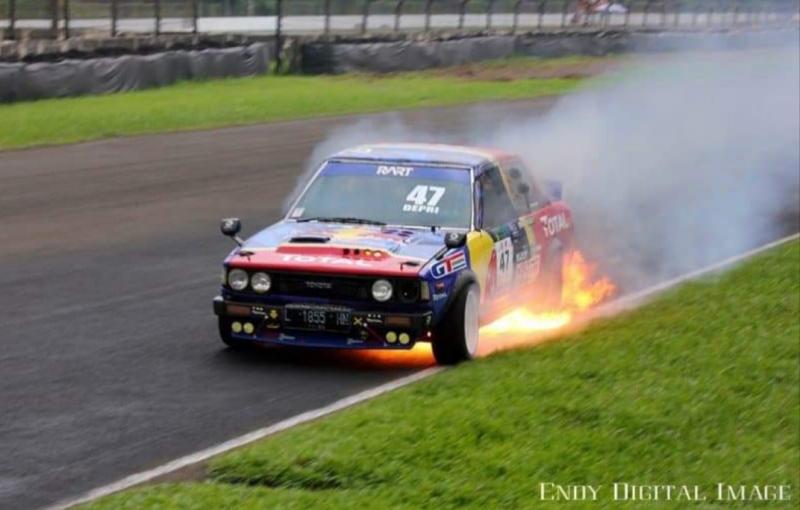 Denny Pribadi putuskan tetap gegas mobilnya meski terbakar hingga dekat pos marshall agar bisa dilakukan pertolongan dengan dengan cepat. (foto : endy)