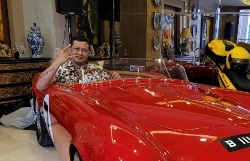 Frits Yohanes kandidat Ketum IMI Jateng 2021-2025, berpose di mobil antik milik....bagi yang tahu aja. (Foto : ist)