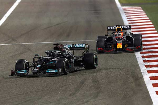 Max Verstappen saat ditinggal Lewis Hamilton di GP Bahrain, pukulan buat Red Bull yang terlena. (Foto: ist) 
