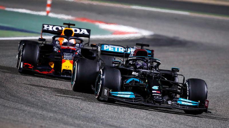 Duel Lewis Hamilton versus Max Verstappen di GP Bahrain, berbuntut panjang akibat kassus track limit. (Foto: motorsportmagazine)