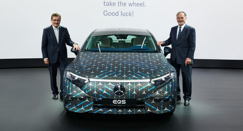 Ketua Dewas baru Daimler Bernd Pischetsrieder (Kanan) berpose bersama Petingg Daimler dan mobil listrik Mercedes-Benz