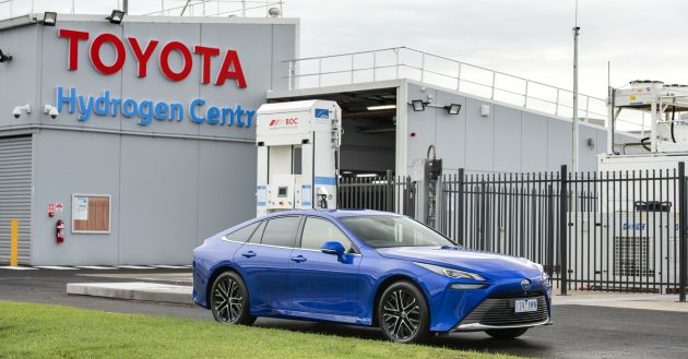 Sebuah Toyota Mirai berada di depan fasilitas produksi Hydrogen 
