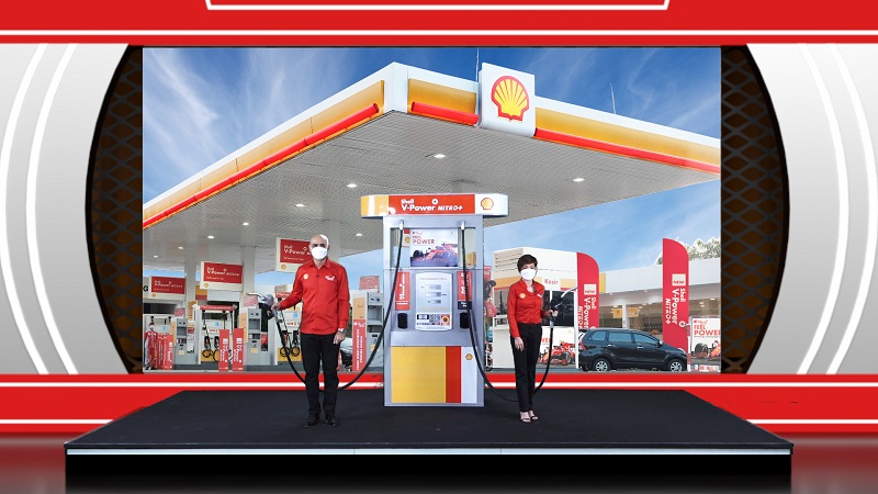 Managing Director Shell Mobility Indonesia, Waqar Siddiqui dan VP Marketing Shell Mobility Indonesia, Vanda Laura saat peluncuran Shell V-Power Nitro+