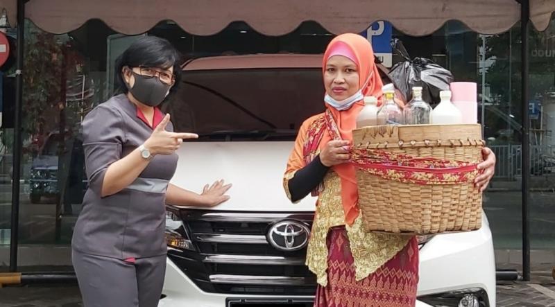 Kisang pedagang jamu gendong dari Solo yang membeli Toyota Rush di Auto2000 Asia Afrika Bandung 