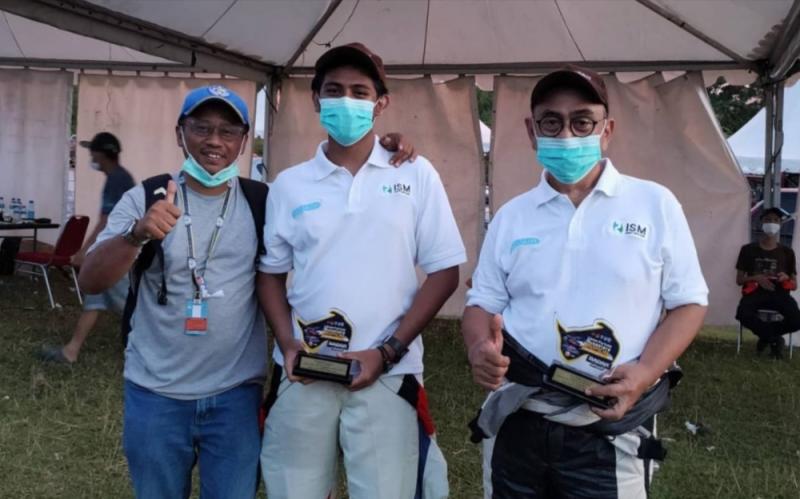 Dari kiri Irwan Kurniawan, Farrel Haiqal Kurniawan dan Rulianto Katam. Debut di sprint rally berbuah trofi