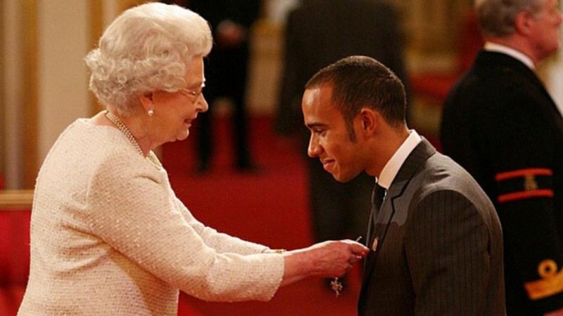 Lewis Hamilton (Inggris/Mercedes) saat menerima sebuah penghargaan dari Ratu Elisabeth. (Foto: sportrush)
