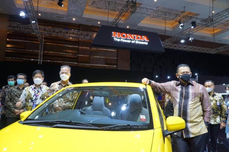 Booth Honda dikunjungi Ketua MPR Bamsoet, Menperin Agus Gumiwang dan Presdir Dyandra Promosindo Hendra Noor Saleh di IIMS Hybrid 2021 JI-Expo Kemayoran Jakarta hari ini