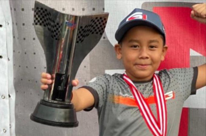 Ibam tersenyum bangga dengan 4 trofi yang berhasil direbutnya pada putaran 3 Kejurnas Eshark Rok Cup Indonesia 2021.