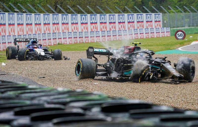 Bangkai Mercedes W12 milik Valtteri Bottas yang hancur luluh lantak di sirkuit Imola, Italia. (Foto: planetf1).