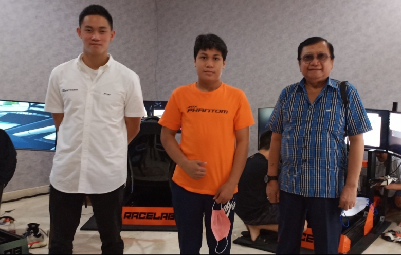 Dari kiri Presley Martono, Daffa AB dan Irjen Anang Boedihardjo, tempatkan 2 pembalap JMX Phantom di top three group A RBI 2021. (foto : wan)