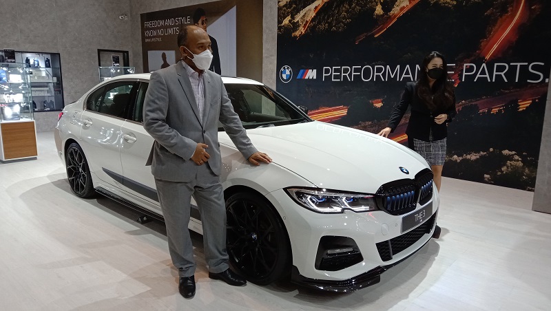 Petinggi BMW Group Indonesia saat memperkenalkan Virtual Assistant di IIMS Hybrid 2021