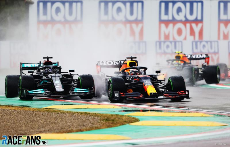 Max Verstappen (Red Bull) versus Lewis Hamilton (Mercedes) di GP Emilia Romagna, rivalitas panjang tahun ini. (Foto: racefans)