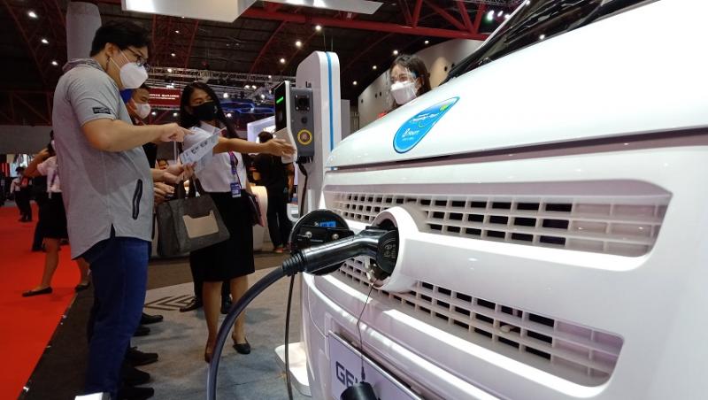 Seorang pramuniaga menjelaskan spesifikasi dan kelebihan mobil listrik komersial DFSK Gelora E di Booth DFSK di JIExpo (Mobilinanews)