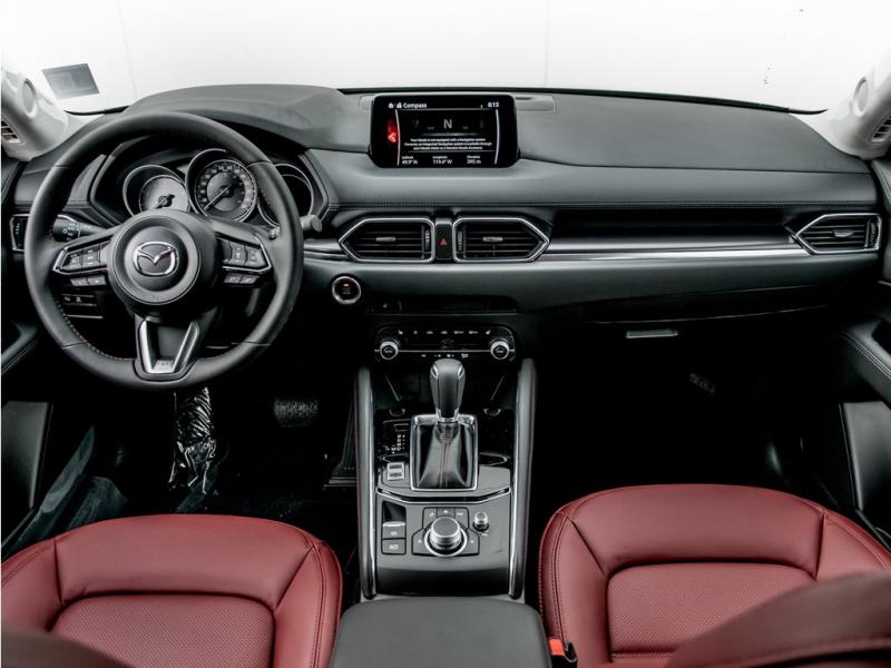Tampilan mewah interior Mazda CX-5 Kuro Edition dengan paduan warna hitam dan merah nan elegan
