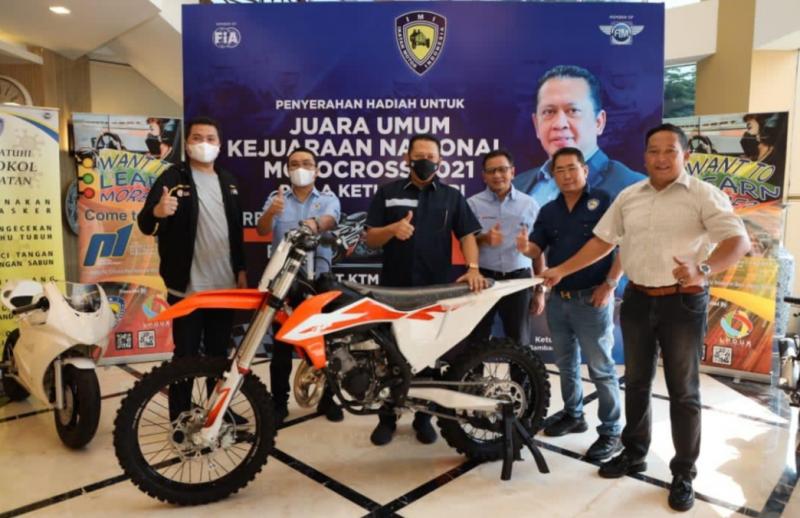 Bamsoet bersama pengurus IMI Pusat lainnya dan motor KTM 125 SX untuk hadiah juara umum Kejurnas Motocross 2021