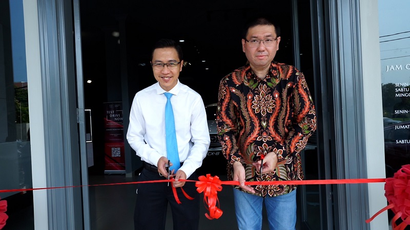 Managing Director PT Eurokars Motor Indonesia, Ricky Thio dan petinggi diler Mazda Pluit resmi membuka diler Pluit dan Open Ceremonial Senin (26/4/2021)