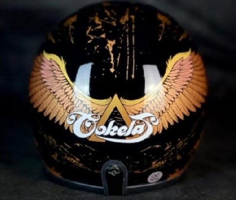 Helm Band Cokelat dengan desain sayap Garuda merangkul helm karya Gigas Helmet