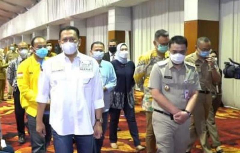 Bamsoet (baju putih) didampingi Wakil Gubernur DKI Ahmad Riza Patria pada peninjauan pelaksanaan vaksinasi Covid-19 untuk lansia dan tenaga pariwisata di ballroom Hotel Sultan Jakarta hari ini