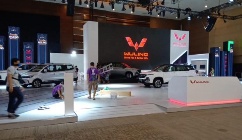Persiapan booth Wuling Motors di arena IIMS Hybrid 2021, JI-Expo Kemayoran sehari sebelum opening ceremony. (foto : elko)