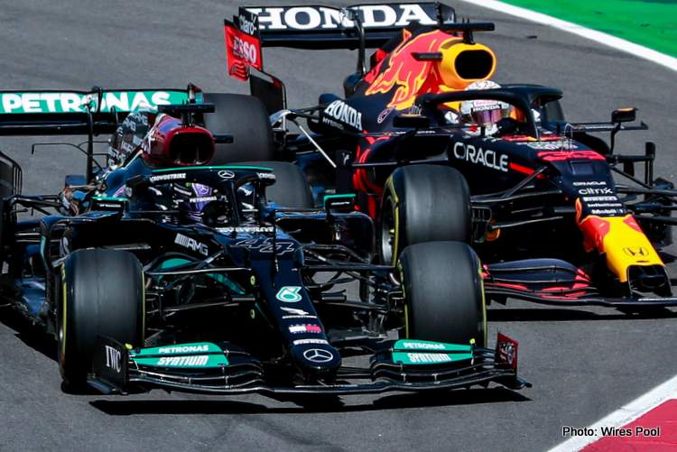 Rivalitas sengit Mercedes vs Red Bull Honda di awal musim 2021, terancam rusak gara-gara aturan track limit yang tidak konsisten. (Foto: wires pool)