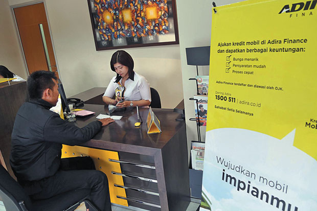 Petuga Adira Finance melayani nasabah yang melakukan kredit mobil melalui Adira