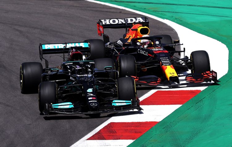 Rivalitas Mercedes vs Red Bull Honda, tak hanya di lintasan tetapi juga sengit di belakang layar. (Foto: motorsportweek)