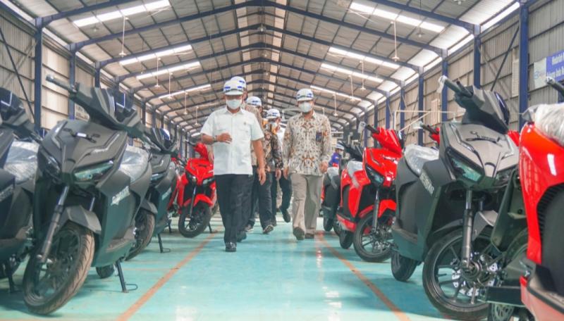 Jenderal TNI Moeldoko kunjungi pabrik sepeda motor listrik Gesits di Cilengsi, Bogor
