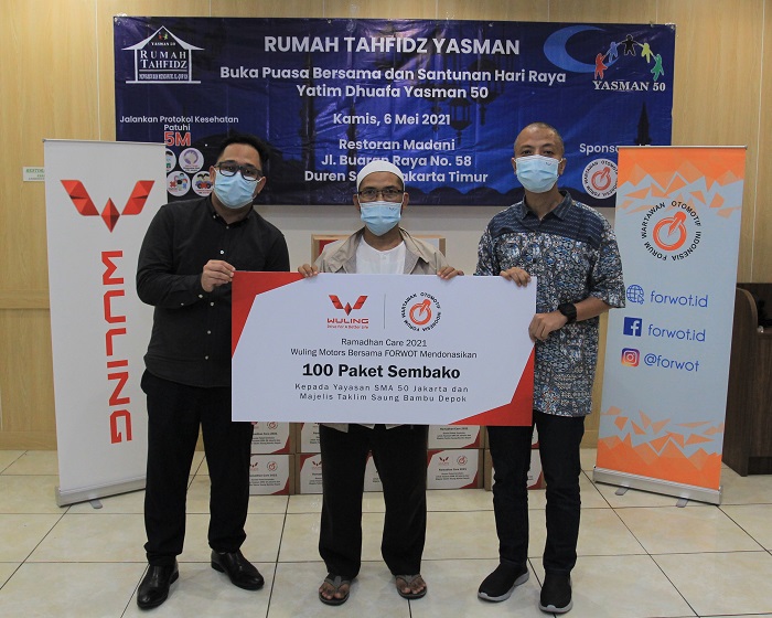 Perwakilan Wuling Motors dan FORWOT menyerahkan donasi berupa Sembako kepada Yayasan SMA 50 Jakarta dan Majelis Taklim Saung Bambu Depok