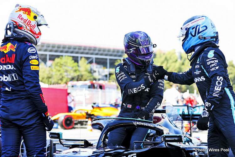 Valtteri Bottas sambangi Lewis Hamilton usai GP Spanyol 2021, tak ada team order. (Foto: wirespool)
