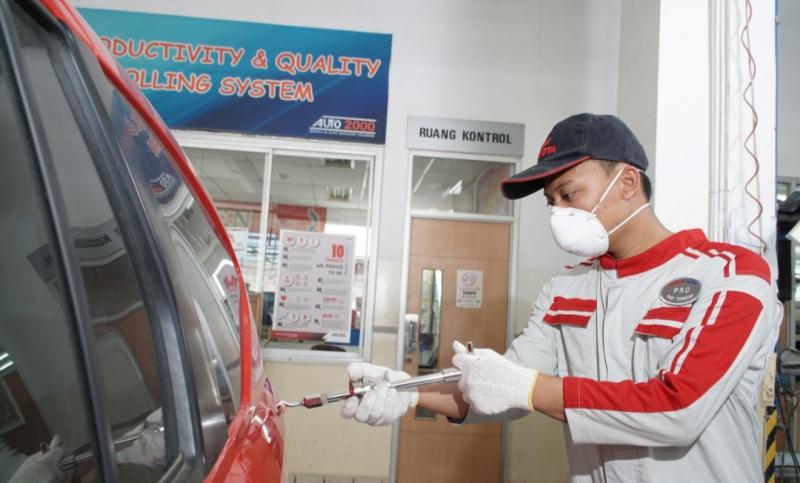 Mekanik Auto2000 Body & Paint sedang melakukan perbaikan kendaraan Toyota AutoFamily