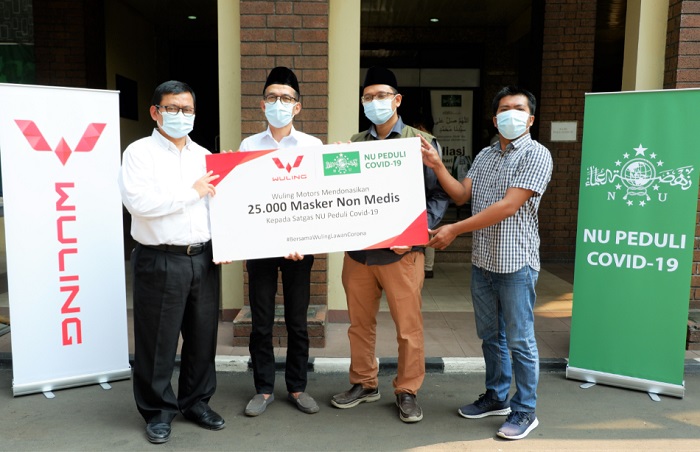 Perwakilan Wuling Motors menyerahkan donasi 25 ribu masker non medis kepada Satgas NU peduli Covid-19
