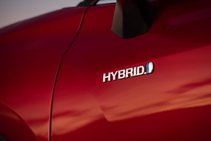 Salah satu mobil Toyota dengan emblem Hybrid sebagai pengembangan berjenjang menuju mobil listrik
