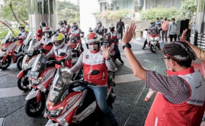Menparekraf Sandiaga Uno (memakai blangkon) melepas secara simbolis ceremonial start Exposing The Beauty of Indonesia : Legend Bikers Club Expedisi 0 Km dari kantor Kemenparekraf Jakarta hari ini 